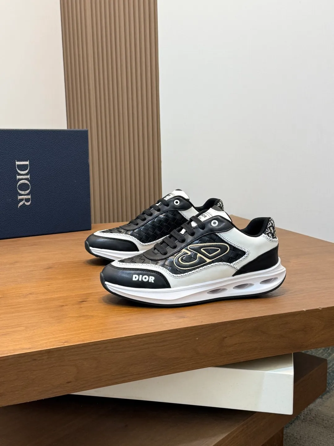 💰800 Dior's latest men's fashion sneakers. This item draws inspiration from retro jogging shoes. Featuring a thick, low-top design, it features a mesh fabric upper and an ultra-light rubber foam sole. The side is decorated with an embossed "Di~r" logo. Code number: 39-44 (order 38, 45, 46)